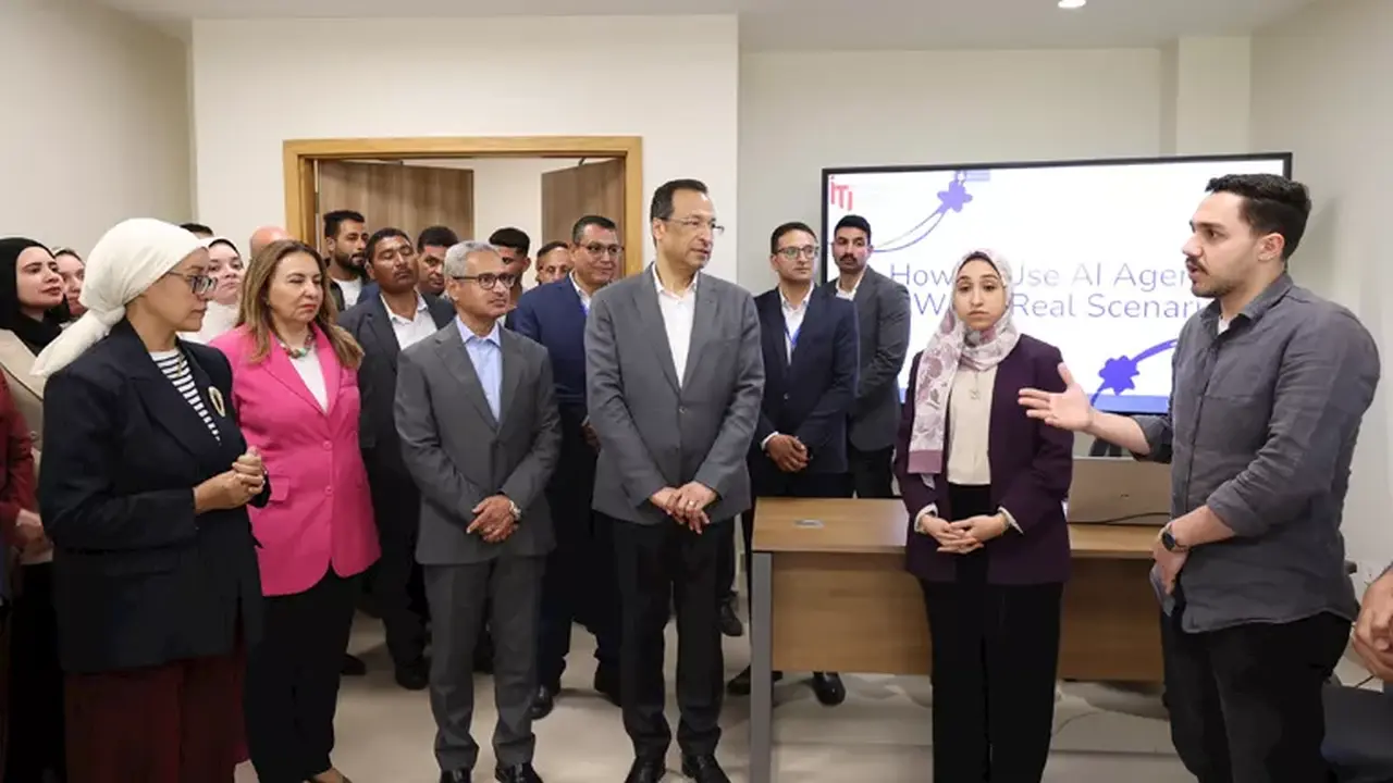وزير الاتصالات يتفقد مركز كريتيفا في بني سويف لتعزيز الاستثمار في العقول